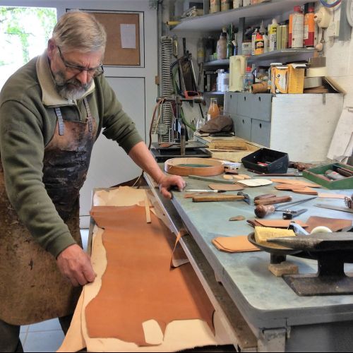 Sélection des cuirs de collet végétal dans l'atelier de Pierrick Wiel